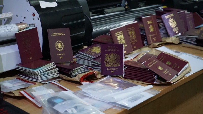 Policia e Kosovës arreston grupin që falsifikonte pasaporta dhe dokumente 