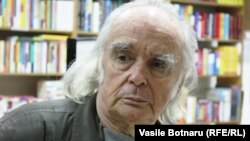 Emil Brumaru la "Librăria din Cartier" din Chişinău