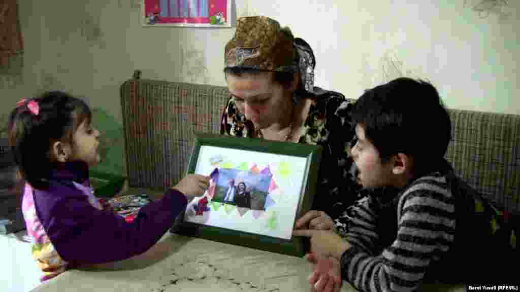 Showing a photograph to her children