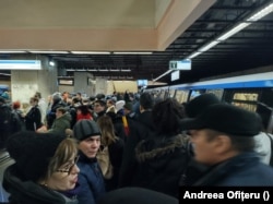 Zeci de oameni au ajuns la protest cu metroul.