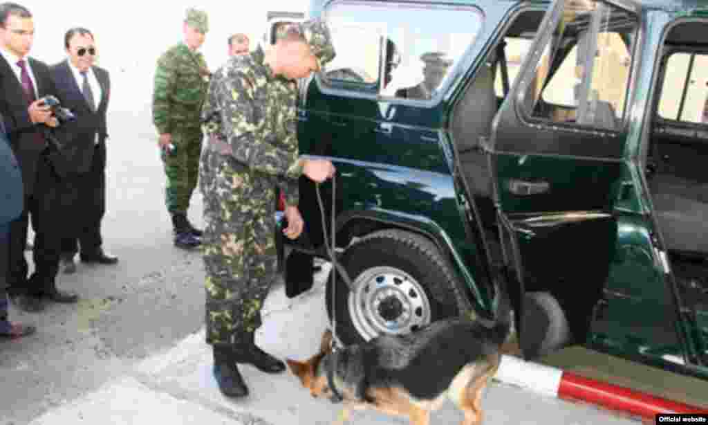 Öwredilen it hem-de onuň eýesi neşe serişdelerini tapmagyň okuwyny geçirip görkezýärler 