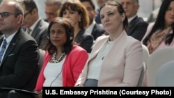 Vršilateljka dužnosti ministarke ekonomije, Artane Rizvanoli (desno) i otpravnica poslova u ambasadi SAD u Prištini, Anu Pratipati (Prattipati), na konferenciji u Prištini, jun 2026. godine.