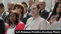 Ministrja në detyrë e Ekonomisë, Artane Rizvanolli (djathtas) dhe e ngarkuara me punë në Ambasadën amerikane në Prishtinë, Anu Prattipati, marrin pjesë në një konferencë në Prishtinë, qershor 2026.