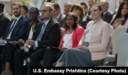 Ministrja në detyrë e Energjisë e Kosovës, Artane Rizvanolli, dhe e ngarkuara me punë e SHBA-së në Kosovë, Anu Prattipati, në konferencën MCC-Kosovo Compact. Prishtinë, 6 maj 2026.