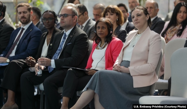 Ministrja në detyrë e Energjisë e Kosovës, Artane Rizvanolli, dhe e ngarkuara me punë e SHBA-së në Kosovë, Anu Prattipati, në konferencën MCC-Kosovo Compact. Prishtinë, 6 maj 2026.