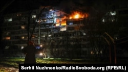 У Дніпровському районі Києва внаслідок влучання у 9-поверховий будинок 2 людини загинули