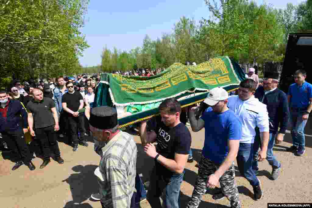 Sicriul Elvirei Ignatieva, profesoara de limbă engleză împușcată în tragedia din Kazan, purtat către locul înmormântării&nbsp;