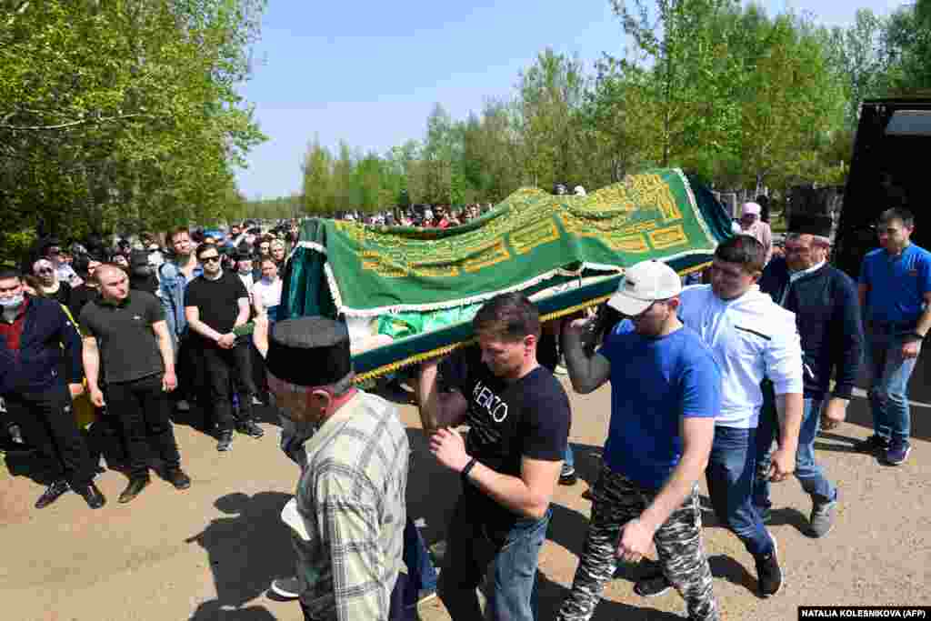 Чоловіки несуть труну вчительки Ігнатьєвої