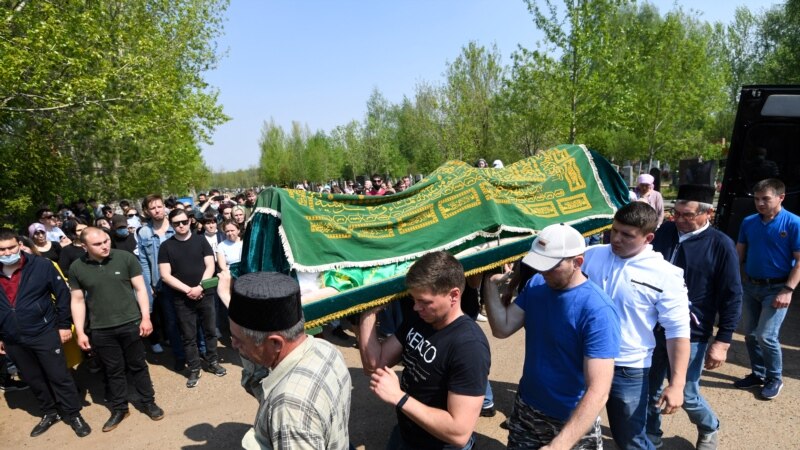Погребани жртвите во нападот во училиштето во Казан 