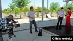 Türkmenistanda kino düşürýän sungat işgärleri.