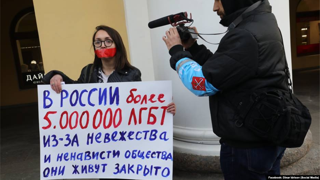 Елена Григорьева во время пикета в поддержку ЛГБТ в Санкт-Петербурге