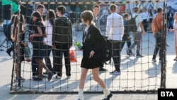 В училище ги искат ги на хартия. Кой спъва електронните здравни карти за децата