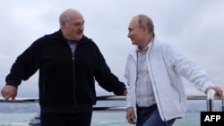 Két jóbarát: Vlagyimir Putyin orosz elnök és vendége, Aljakszandr Lukasenka belarusz vezető pózol a fotósoknak egy luxusjachton tartott elnöki találkozó során, 2021. május 29-én