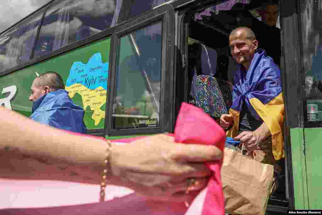 Це 75-й обмін, під час якого з полону повернули 185 українських військовослужбовців, а також одного цивільного українця, якого російські сили утримували з 2022 року, повідомив 5 червня Координаційний штаб з питань поводження з військовополоненими
