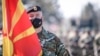 Një ushtar i forcave speciale mban flamurin e shtetit të Maqedonisë së Veriut. Fotografi ilustruese. 