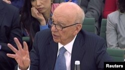 Рупэрт Мэрдак апраўдваецца на слуханьнях у парлямэнце