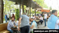 Արմեն Բեգոյանը՝ վարչապետի առաջնորդած քարոզչական խմբի հետ սրճարանում, աշխատանքային ժամին