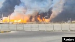 Dim i vatra blizu gasnog polja Južni Pars posle napada tokom sukoba SAD i Izraela s Iranom, 18. mart 2026.