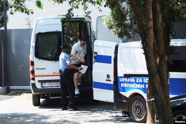 Policia në Mal të Zi duke e shoqëruar Amir Baratin, pas arrestimit të tij. Podgoricë, 26 qershor 2026.