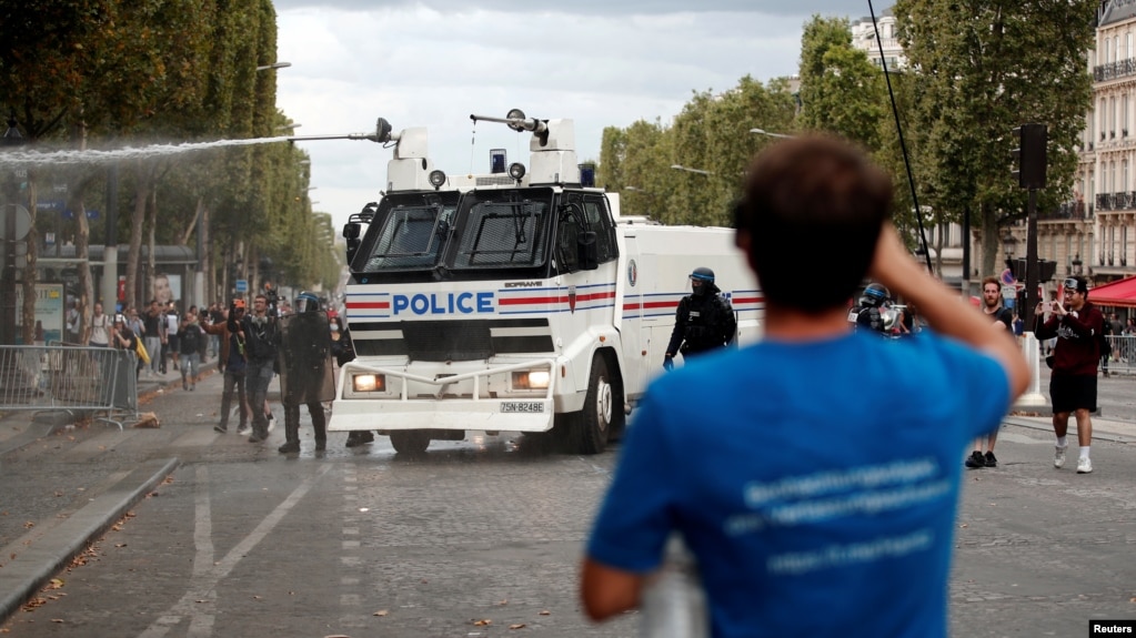 Pamje nga protestat e mbajtura në Paris më 24 korrik.