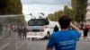 Властите във Франция използваха водно оръдие, за да разпръснат протестиращите