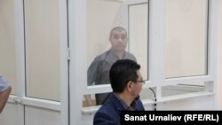 42-летний уроженец Сайрамского района Южно-Казахстанской области Абдухалил Абдужаббаров и его адвокат Жандос Булхайыр во время суда. Уральск, 1 августа 2017 года.