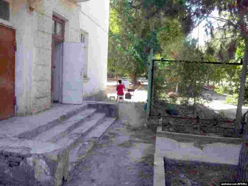 Surat çekip oturan bir gyz