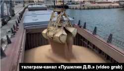 Завантаження першої партії зерна з окупованих територіях в Маріупольському порту. Скріншот з відео, опублікованого 7 травня 2023 року