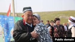 Акс аз лаҳзаи боз шудани як гузаргоҳи марзии байни Тоҷикистону Қирғизистон.