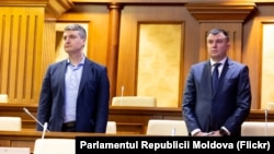 Mihnea Constantinescu (stânga) - viceguvernator al BNM și Petru Rotaru - prim-viceguvernator al BNM la ședința Parlamentului din 6 februarie, când au fost votați în aceste funcții.