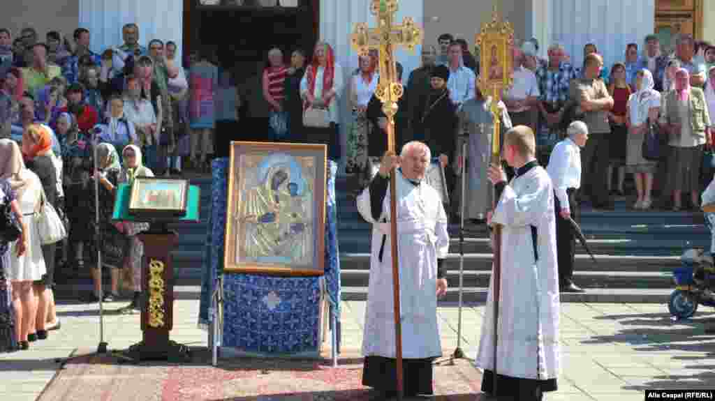 Preoți și enoriași în scuarul Catedralei Metropolitane