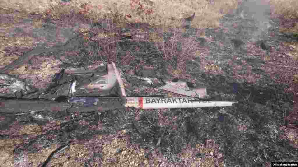 Un fragment carbonizat al unei drone Bayraktar, fabricate în Turcia, după ce aparatul ar fi fost doborât pe 8 noiembrie.