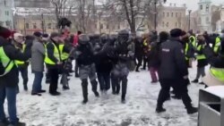 Сняг, блокади и хиляди арести