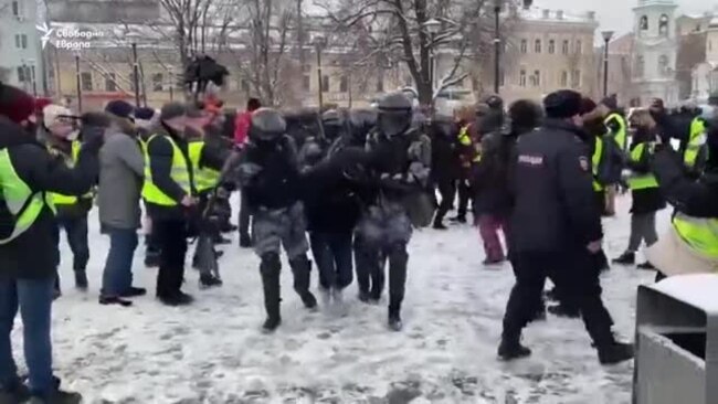 Сняг, блокади и хиляди арести