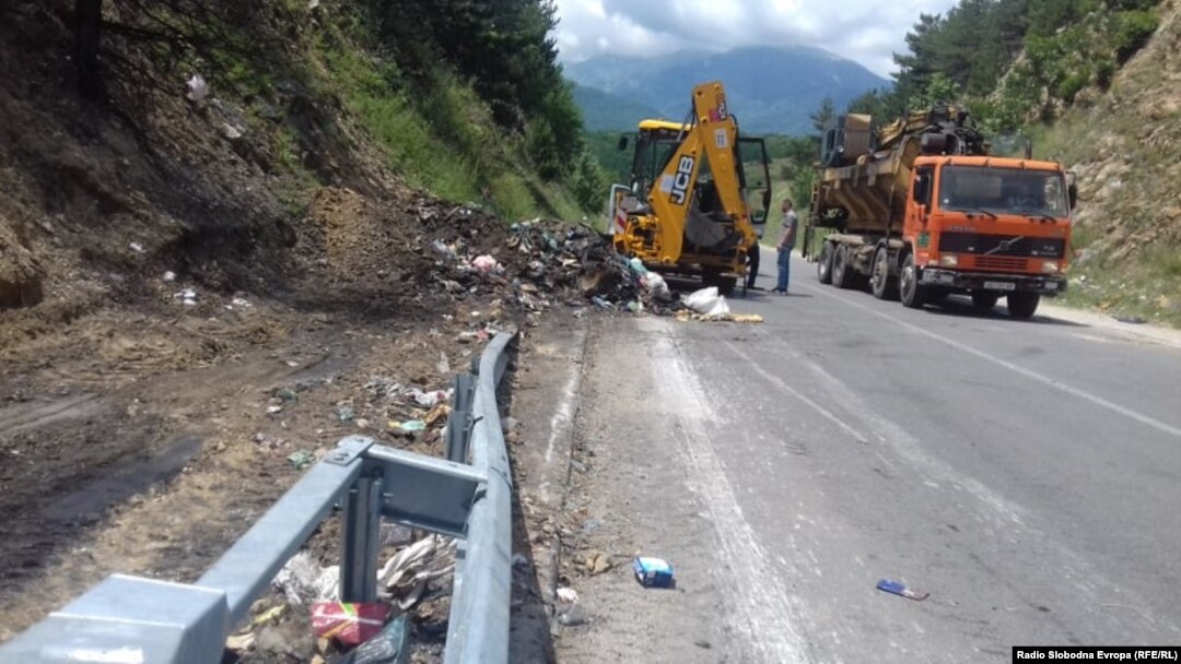 Јавните претпријатија од Битола чистат ѓубре крај магистралниот пат Ресен –Прилеп