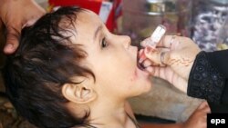 Pakistan -- Health workers administer Polio vaccinations during a three-day vaccination campaign in Karachi, Pakistan, 29 August 2016. 