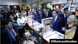 Armenia - Prime Minister Hovik Abrahamian visits a jewelry market in Yerevan,11Apr2015