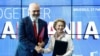 Kryeministri i Shqipërisë, Edi Rama dhe Presidentja e Komisionit Evropian Ursula Von der Leyen pas nënshkrimit të marrëveshjes për donacion.