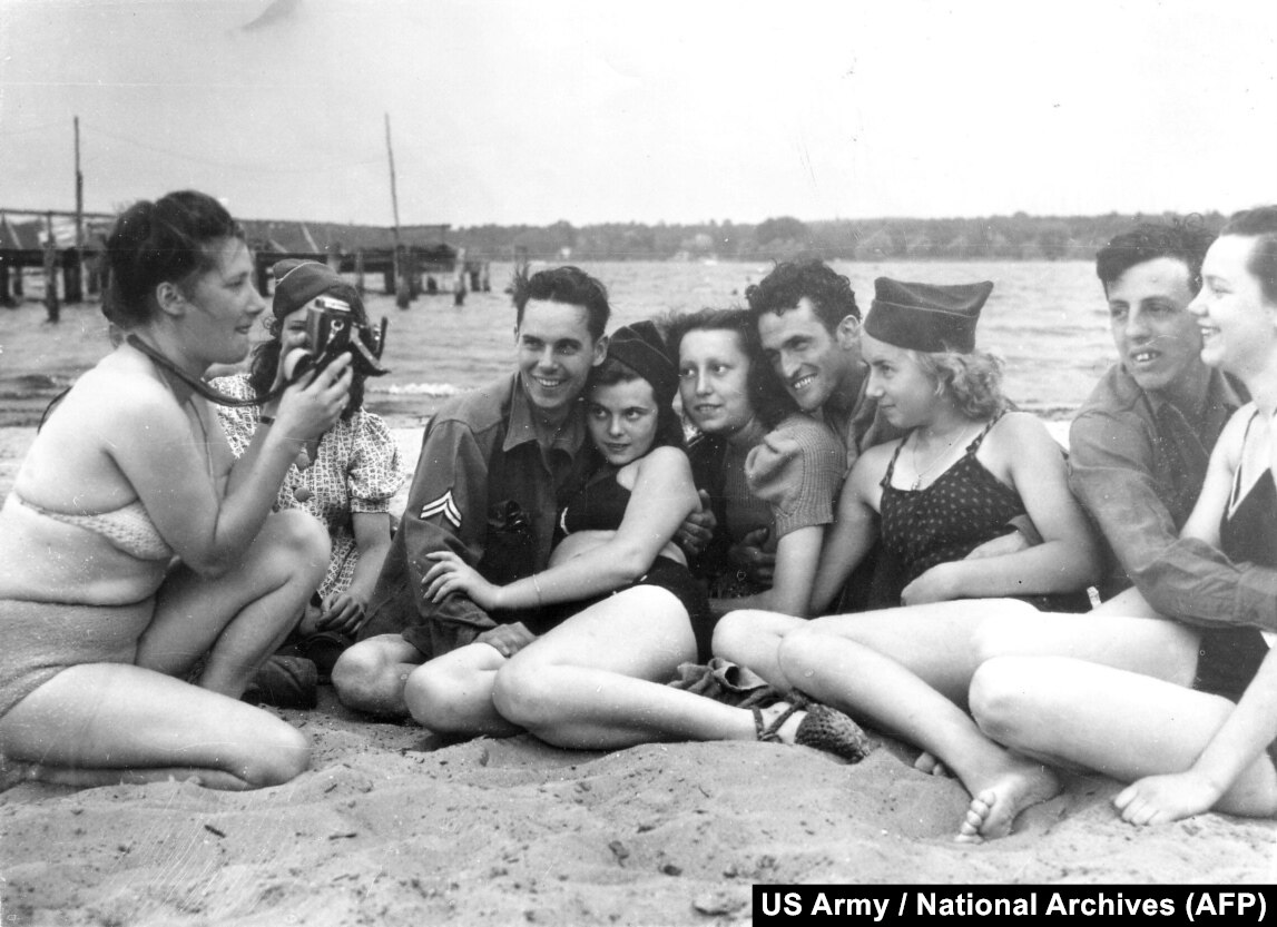 1945 年 7 月，美軍抵達柏林後不久，美軍與德國女孩在柏林的萬湖。這種與供應充足的前敵人的友好關係本來是可恥的，但正如當時的一位女性所指出的那樣，“首先是食物，然後是道德。”  