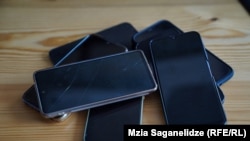 სასამართლოს შენობასა და ეზოში ფოტო-ვიდეო გადაღება აკრძალულია, თუმცა მოქალაქეთა ნაწილი მაინც ახერხებს ხოლმე მანდატურის სამსახურის თანამშრომლების მხრიდან ძალადობის შემთხვევების ასახვას და გავრცელებას.