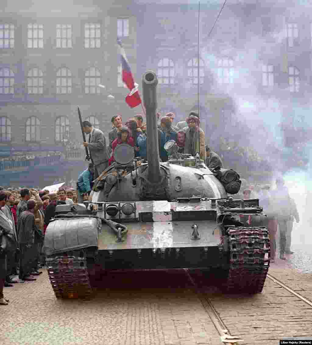 Locuitori ai Pragăi pe un tanc sovietic, în Piața Sf. Vaclav, în prima zi a invaziei sovietice în Cehoslovacia, 21 august 1968.