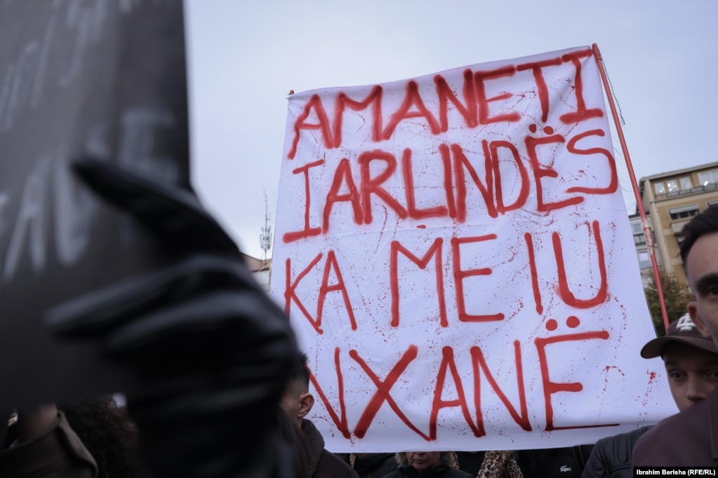 Të paktën 67 gra janë vrarë në Kosovë që nga viti 2010. Në shumicën e rasteve, autorë të vrasjeve ishin partnerët e tyre.Autoritetet janë kritikuar se nuk po bëjnë mjaftueshëm për ta parandaluar dhunën dhe vrasjen e grave.