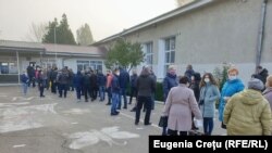 Cozile cresc și cresc. De această dată, veteranii nu blochează accesul alegătorilor din regiunea transnistreană spre secțiile de votare. Protestatarii spuneau pe 1 noiembrie că vor să împiedice transportarea organizată a alegătorilor la vot.