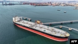 نگرانی‌ها از تصمیم برخی تولیدکنندگان بزرگ نفت در کاهش عرضه و ترس از اختلالات طولانی‌مدت در حمل‌ونقل، به‌دلیل توقف عبور و مرور از تنگۀ هرمز، از اصلی‌ترین دلایل این افزایش قیمت اعلام شده است