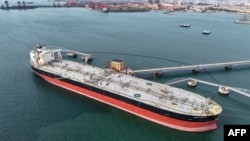 Танкер, пришедший из Персидского залива, разгружает сырую нефть на терминале в порту Циндао, в восточной китайской провинции Шаньдун. 8 марта 2026 года