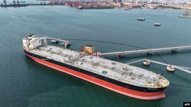 Një anije cisternë nga Gjiri Persik shkarkon naftë bruto në një terminal në portin e Qingdao-s, në provincën Shandong të Kinës lindore, më 8 mars 2026.