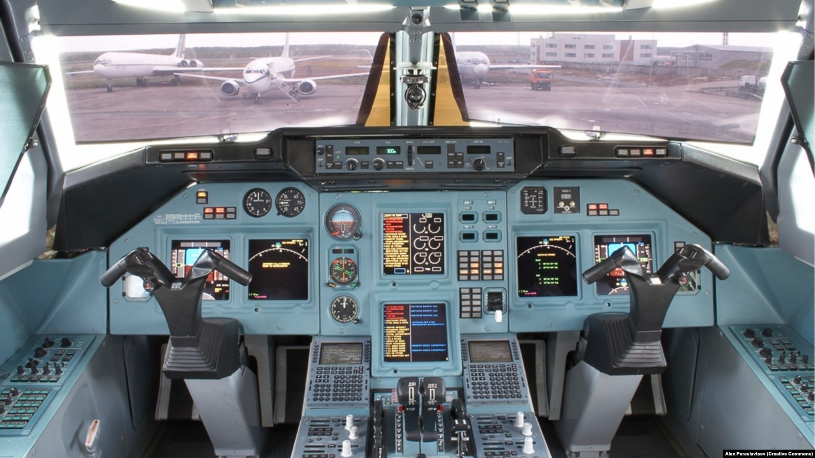 Cabina unei aeronave Tu-214, unul din modelele repuse în serviciu de companiile aeriene rusești.