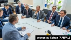 De la dreapta la stânga: Mark Tkaciuk, Alexandr Stoianoglo, Ion Ceban și Ion Chicu depun listele de candidați ai Blocului „Alternativa” la CEC, 11 august 2025