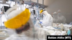 Lélegeztetett betegeket ápolnak a Felső-Szabolcsi Kórház koronavírussal fertőzött betegek ellátására kialakított intenzív osztályán Kisvárdán 2021. április 13-án