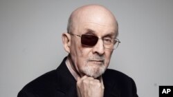 მწერალმა სალმან რუშდიმ თავდასხმის შემდეგ მარჯვენა თვალში მხედველობა ნაწილობრივ დაკარგა.